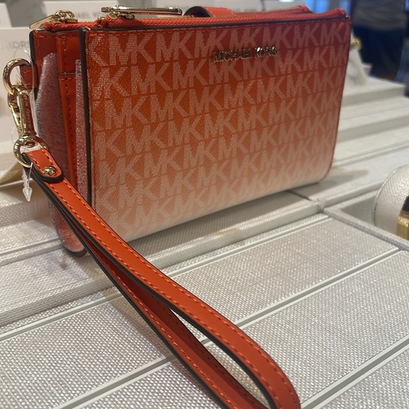 Michael Kors Jet Set Lg Ombré Signature Logo Double Zip Wallet Wristlet
RED - Picture 6 of 16